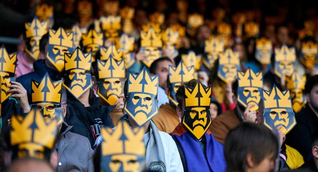 El público en la Final Four de la Kings League con las caretas de la competición.