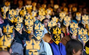 El público en la Final Four de la Kings League con las caretas de la competición.