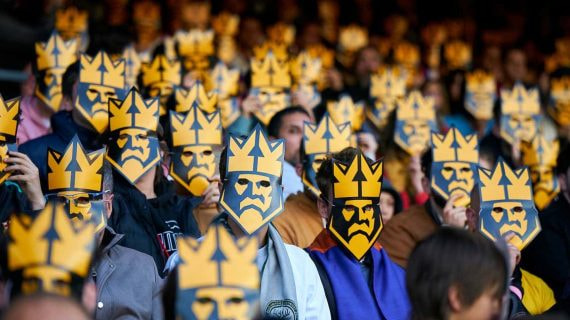 El público en la Final Four de la Kings League con las caretas de la competición.