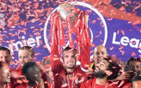 El Liverpool celebra la Premier League de 2020.