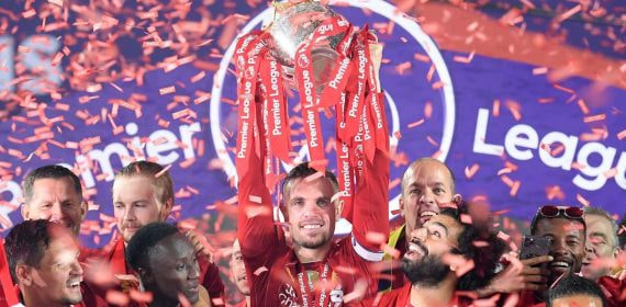 El Liverpool celebra la Premier League de 2020.