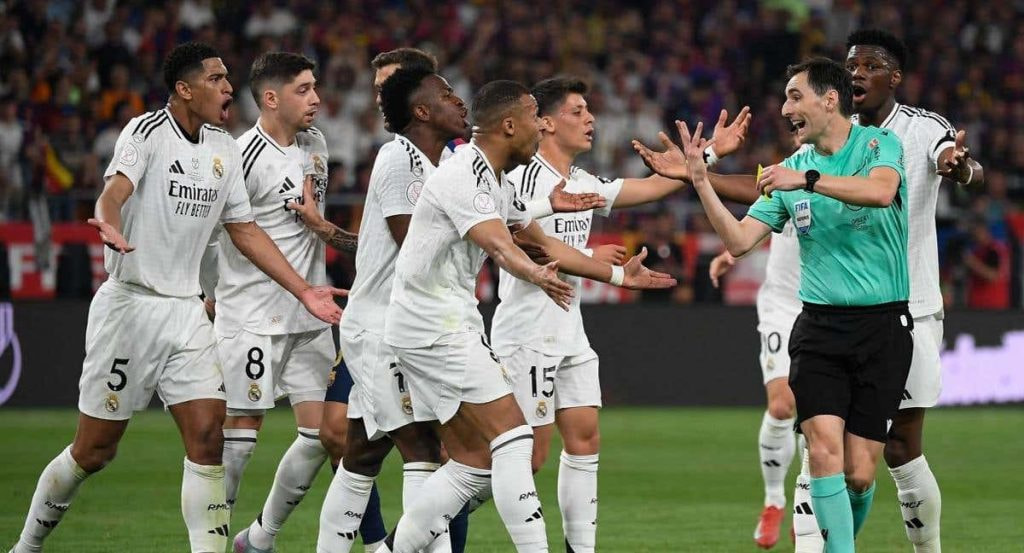 Los jugadores del Madrid protestan a De Burgos Bengoetxea.