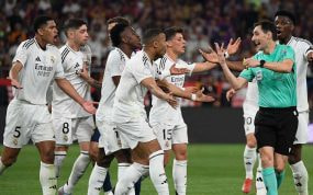 Los jugadores del Madrid protestan a De Burgos Bengoetxea.
