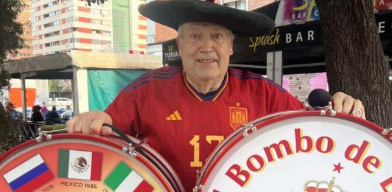 Manolo Cáceres posa para Relevo con dos de sus bombos.