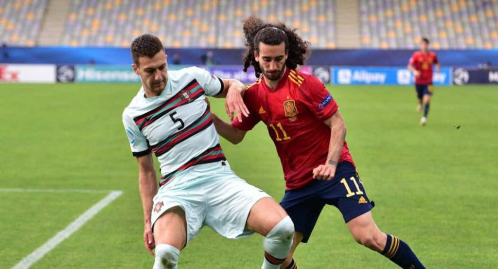 Cucurella parte como favorito para sustituir a Gayá.