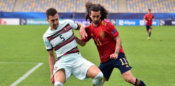 Cucurella parte como favorito para sustituir a Gayá.