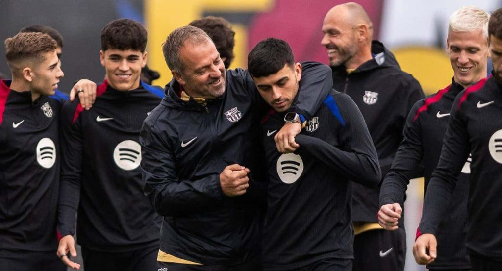 Flick mimando a Pedri durante un entrenamiento.