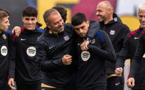 Flick mimando a Pedri durante un entrenamiento.