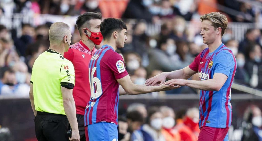 Pedri y De Jong, durante un partido, ambos las dos caras de la moneda del FC Barcelona.