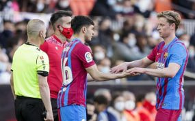 Pedri y De Jong, durante un partido, ambos las dos caras de la moneda del FC Barcelona.