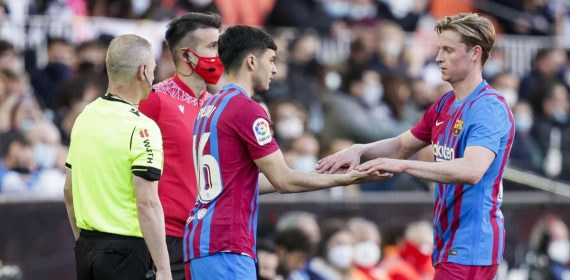 Pedri y De Jong, durante un partido, ambos las dos caras de la moneda del FC Barcelona.