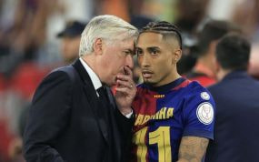 Raphinha hablando con Ancelotti tras la final de Copa.