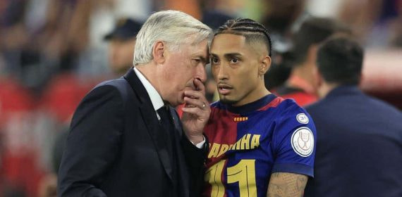 Raphinha hablando con Ancelotti tras la final de Copa.
