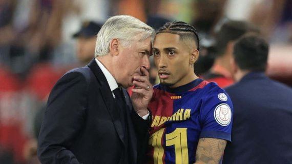 Raphinha hablando con Ancelotti tras la final de Copa.