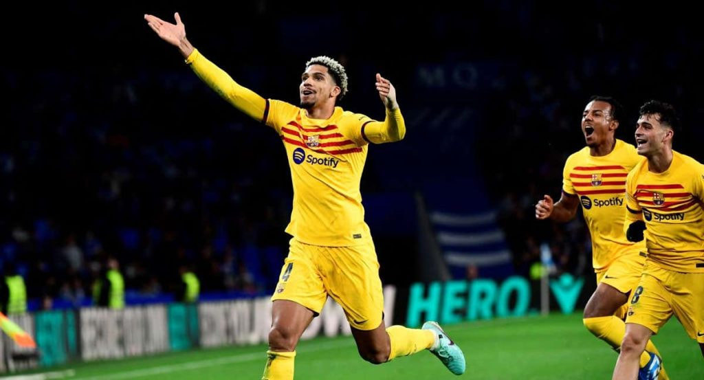 Ronald Araujo durante un partido ante la Real Sociedad de la pasada temporada.