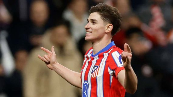 Julián Alvarez celebra el tanto marcado en el Metropolitano ante el Barcelona.