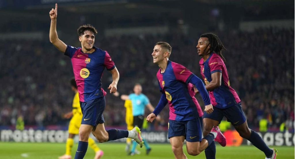 Fermín López, junto a Koundé celebrando uno de los goles del curso.