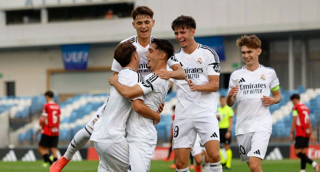 Canteranos del Real Madrid se abrazan en Valdebebas.