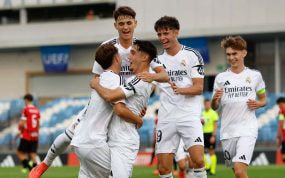 Canteranos del Real Madrid se abrazan en Valdebebas.