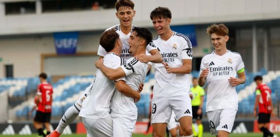 Canteranos del Real Madrid se abrazan en Valdebebas.