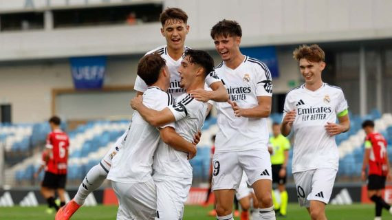 Canteranos del Real Madrid se abrazan en Valdebebas.