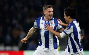 Sergio Gómez celebra un gol junto a Take Kubo con la Real Sociedad.