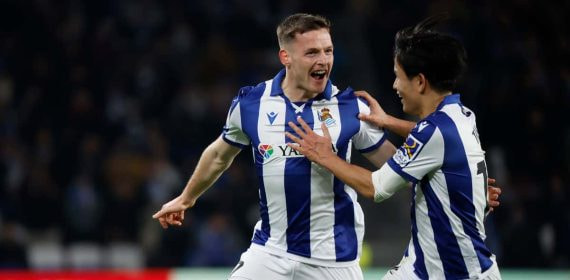 Sergio Gómez celebra un gol junto a Take Kubo con la Real Sociedad.