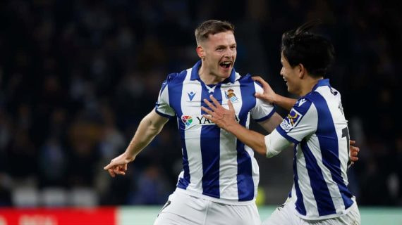 Sergio Gómez celebra un gol junto a Take Kubo con la Real Sociedad.