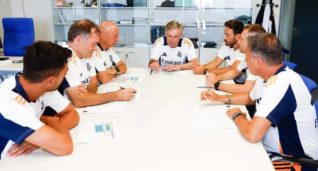 Carlo Ancelotti reunido con su cuerpo técnico.