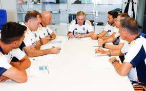 Carlo Ancelotti reunido con su cuerpo técnico.