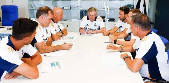 Carlo Ancelotti reunido con su cuerpo técnico.