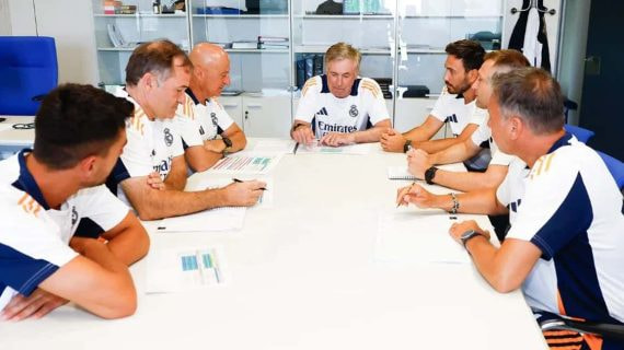 Carlo Ancelotti reunido con su cuerpo técnico.