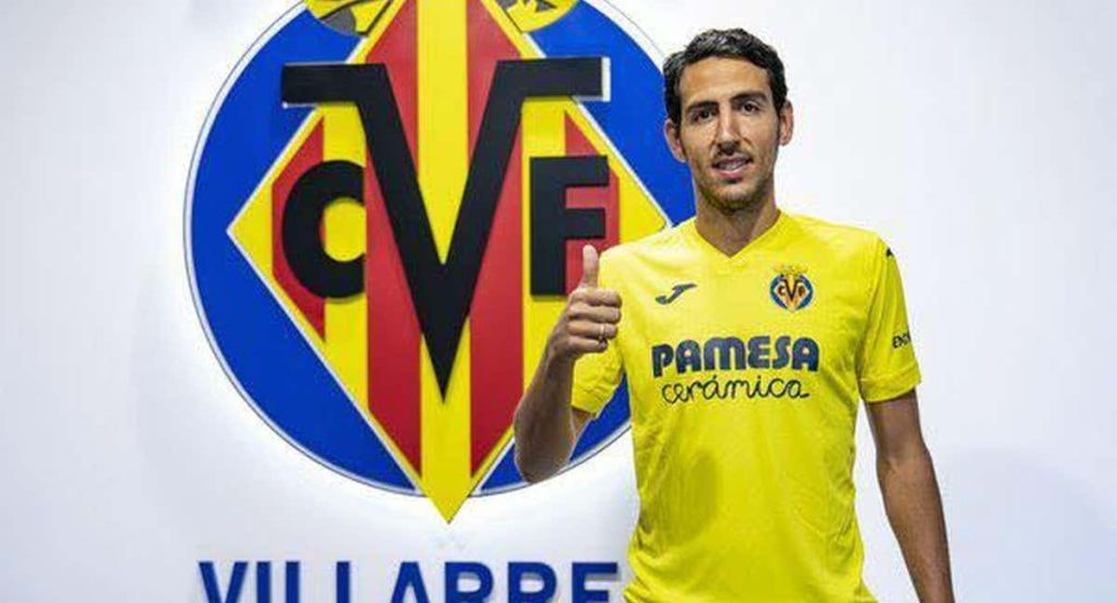 Parejo con el escudo del Villarreal de fondo.