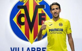 Parejo con el escudo del Villarreal de fondo.