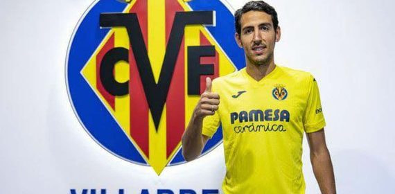 Parejo con el escudo del Villarreal de fondo.