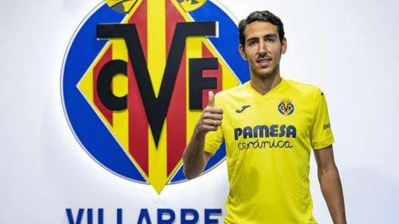 Parejo con el escudo del Villarreal de fondo.