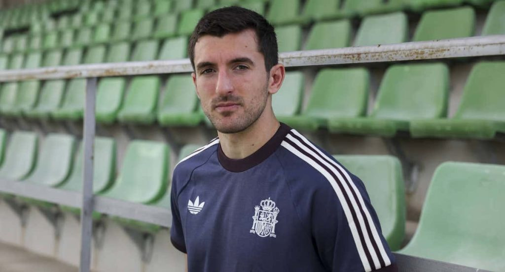 Dani Vivian posa para Relevo en la Ciudad del Fútbol de Las Rozas.