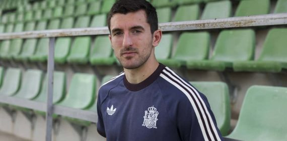 Dani Vivian posa para Relevo en la Ciudad del Fútbol de Las Rozas.