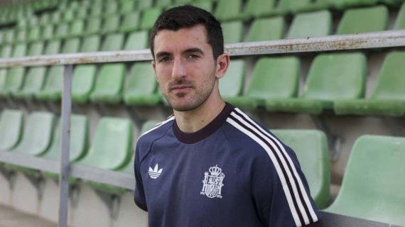 Dani Vivian posa para Relevo en la Ciudad del Fútbol de Las Rozas.