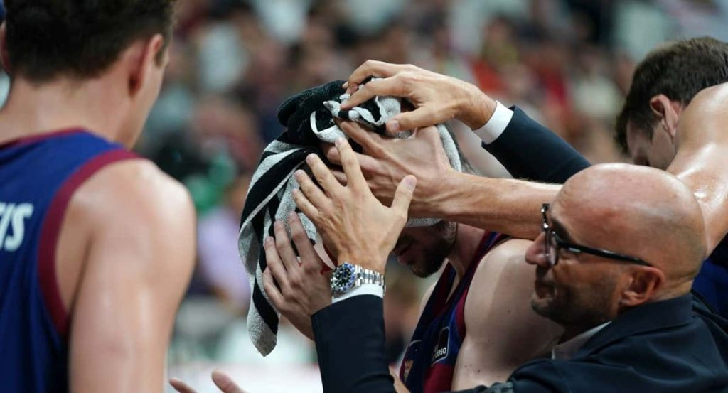 Darío Brizuela con una toalla en la cabeza para tapar la herida durante el partido ante el Real Madrid.