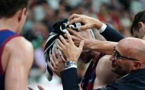 Darío Brizuela con una toalla en la cabeza para tapar la herida durante el partido ante el Real Madrid.