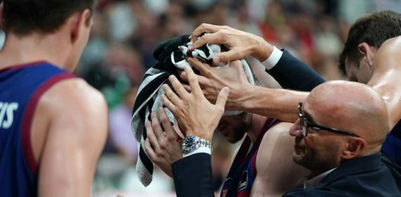 Darío Brizuela con una toalla en la cabeza para tapar la herida durante el partido ante el Real Madrid.