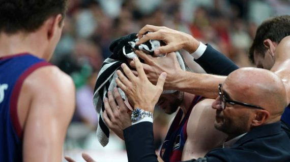 Darío Brizuela con una toalla en la cabeza para tapar la herida durante el partido ante el Real Madrid.