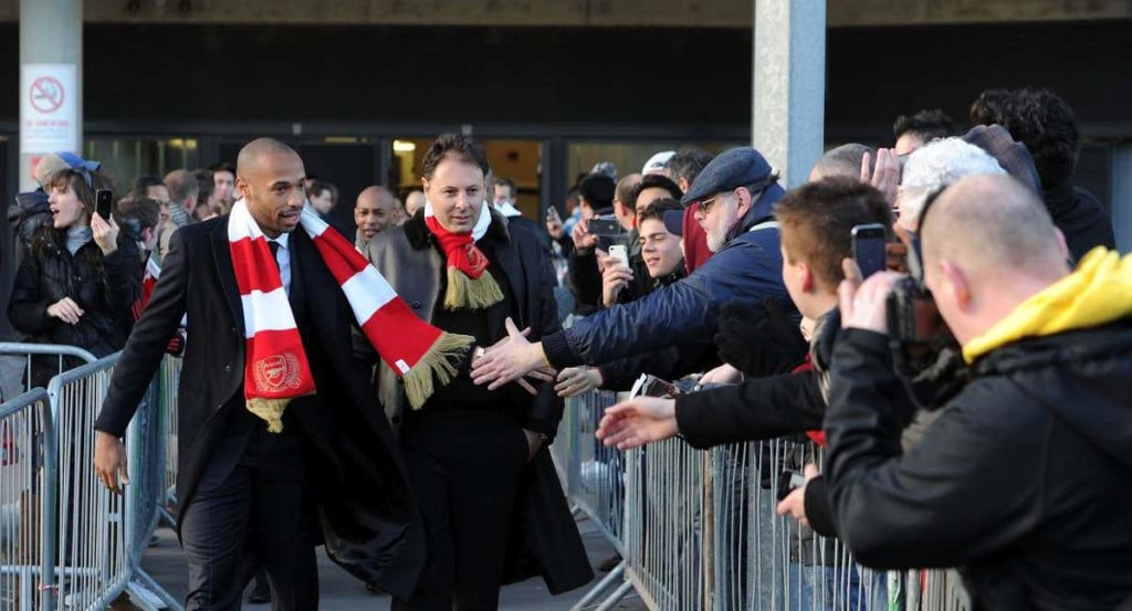 Thierry Henry, junto a Darren Dein, en 2011 apoyando al Arsenal.