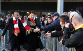 Thierry Henry, junto a Darren Dein, en 2011 apoyando al Arsenal.