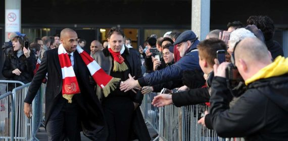 Thierry Henry, junto a Darren Dein, en 2011 apoyando al Arsenal.