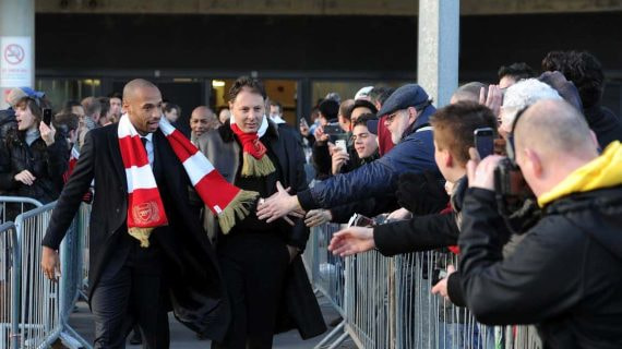 Thierry Henry, junto a Darren Dein, en 2011 apoyando al Arsenal.
