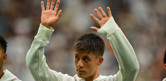 Arda Güler, antes de un partido de esta temporada con el Real Madrid.