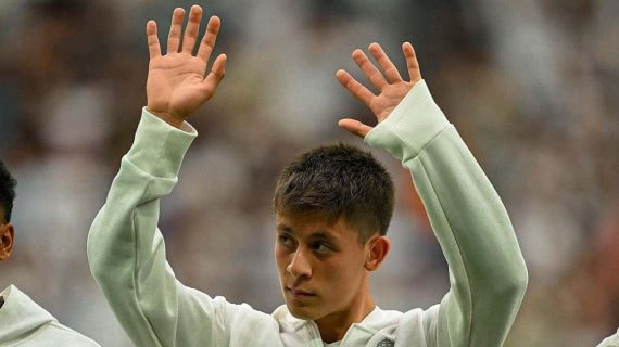 Arda Güler, antes de un partido de esta temporada con el Real Madrid.