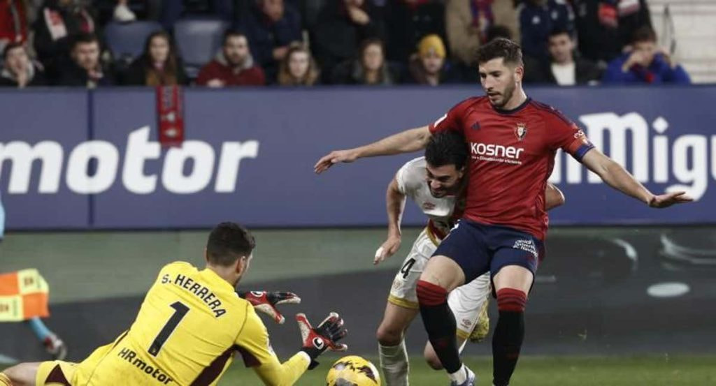 David García defiende un balón ante Sergio Herrera en la pasada temporada.